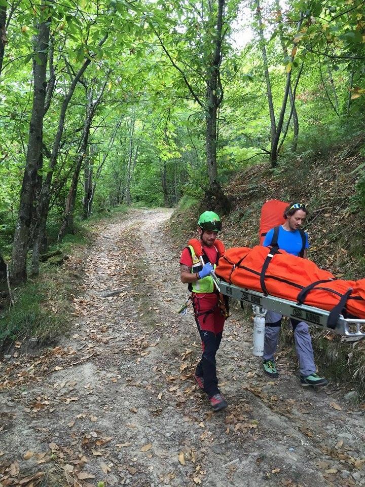 La cercatrice di funghi mentre viene portata in salvo dal soccorso alpino