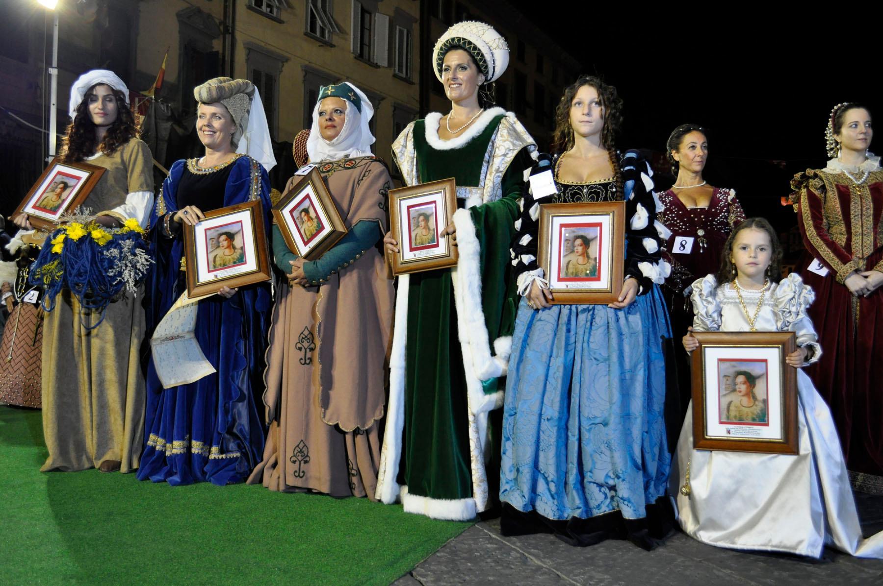 Caterina Pantke insieme alle altre dame premiate