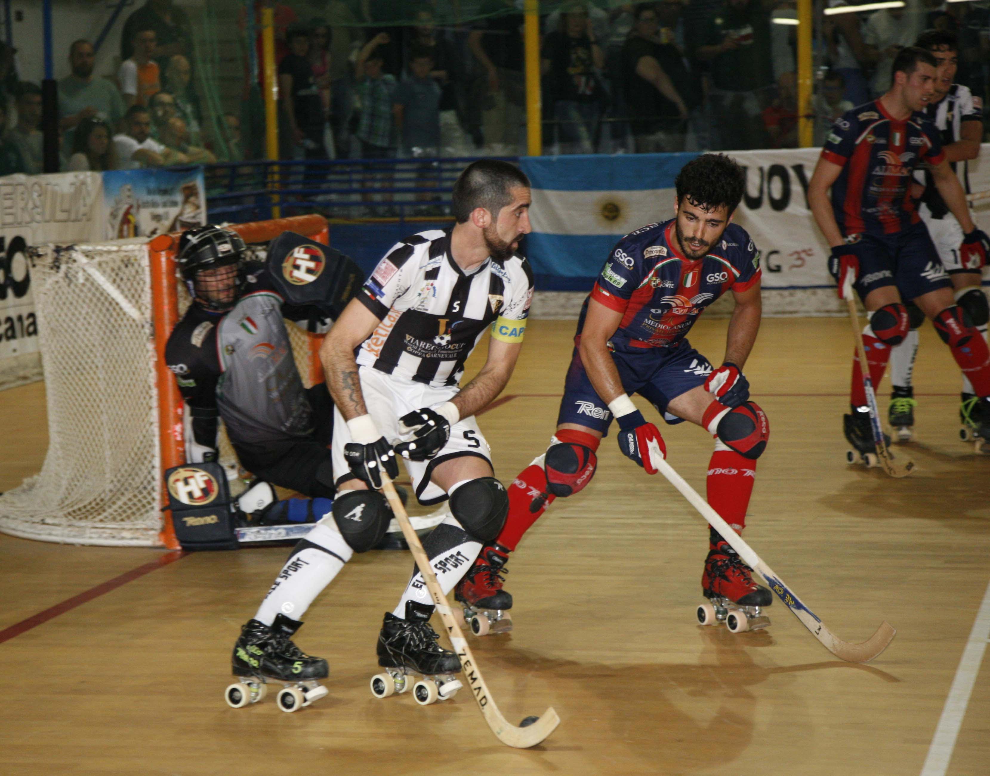 Un'azione di gioco tra Forte dei Marmi e Cgc Viareggio durante la finale scudetto del maggio scorso 