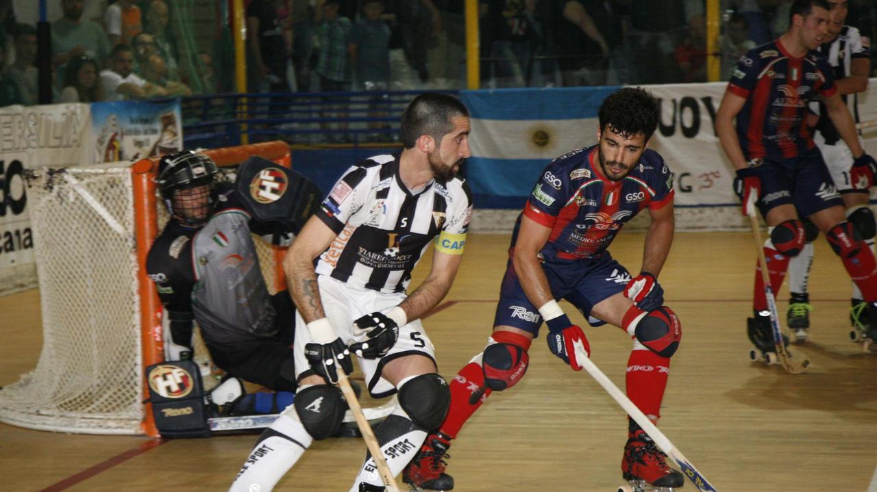 Un'azione di gioco tra Forte dei Marmi e Cgc Viareggio durante la finale scudetto del maggio scorso