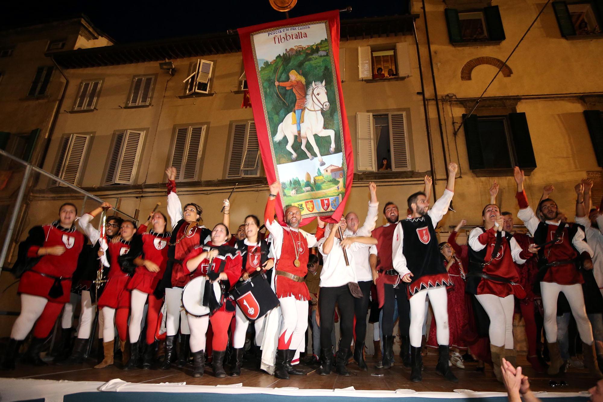 L'esultanza del rione Santa Maria per la vittoria del Palio di Pescia 2015 (Foto Nucci)