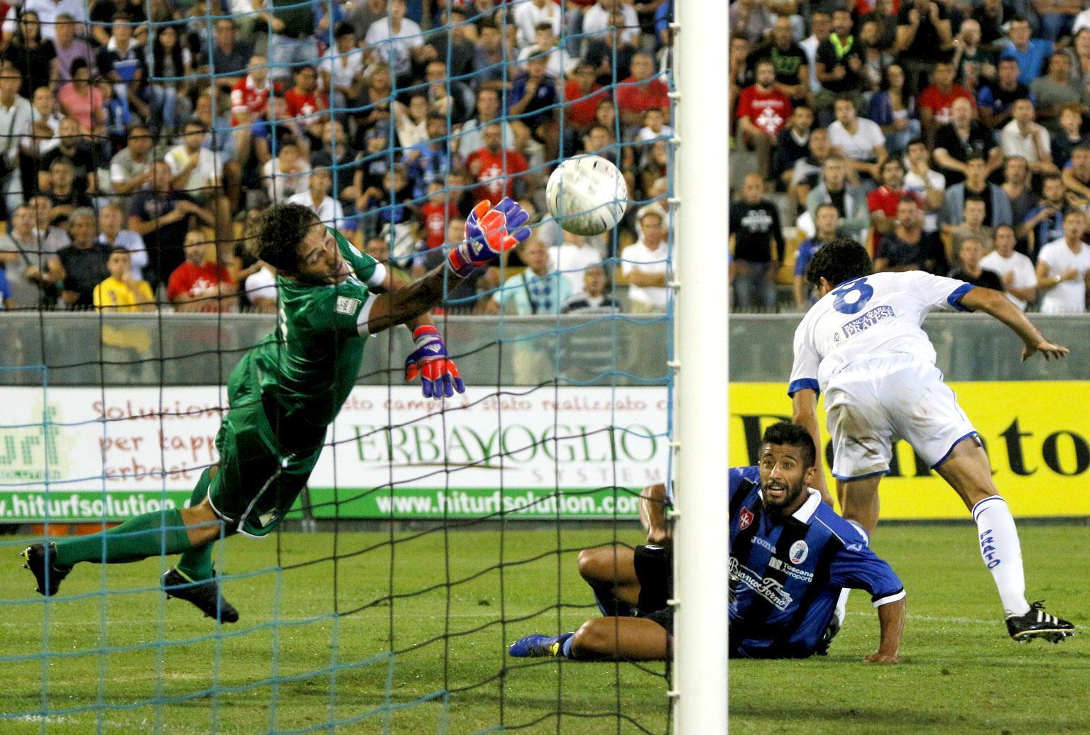 Il gol messo a segno da Verna (foto Fabio Muzzi)