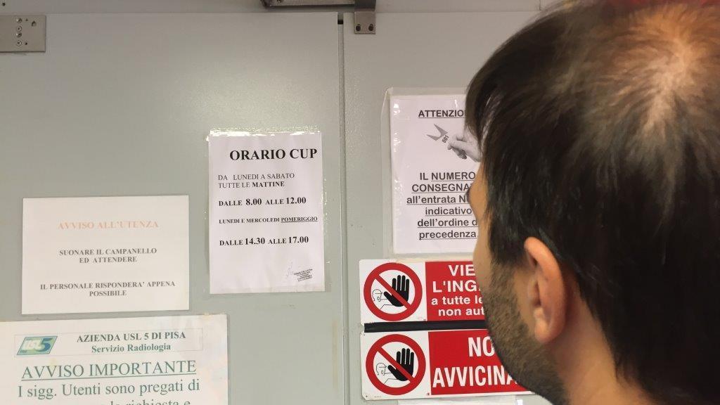 Un utente guarda l'orario del Cup