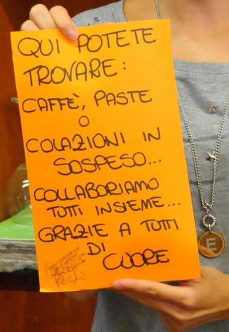 Bevi il caffè, ne paghi due così lo offri ai più poveri 