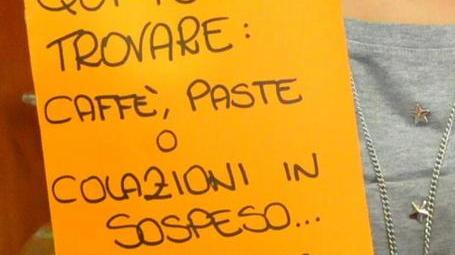 Bevi il caffè, ne paghi due così lo offri ai più poveri