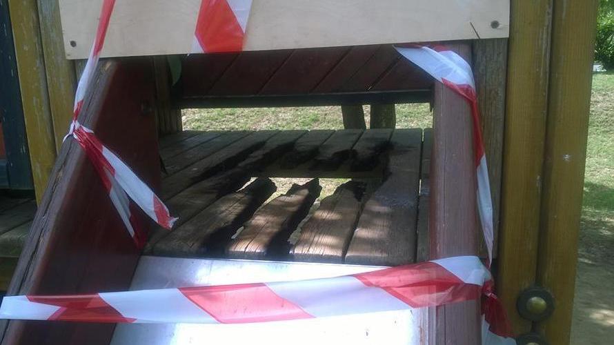 Vandali incendiano un gioco per bambini nel parco