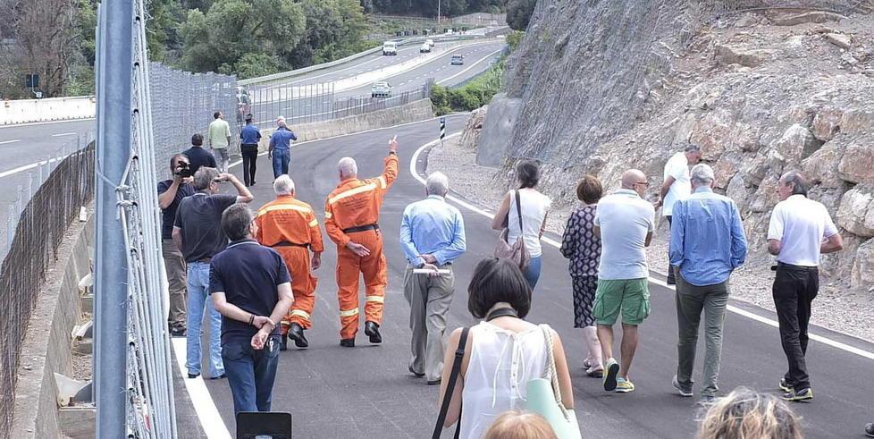 Via alle auto dopo la frana 