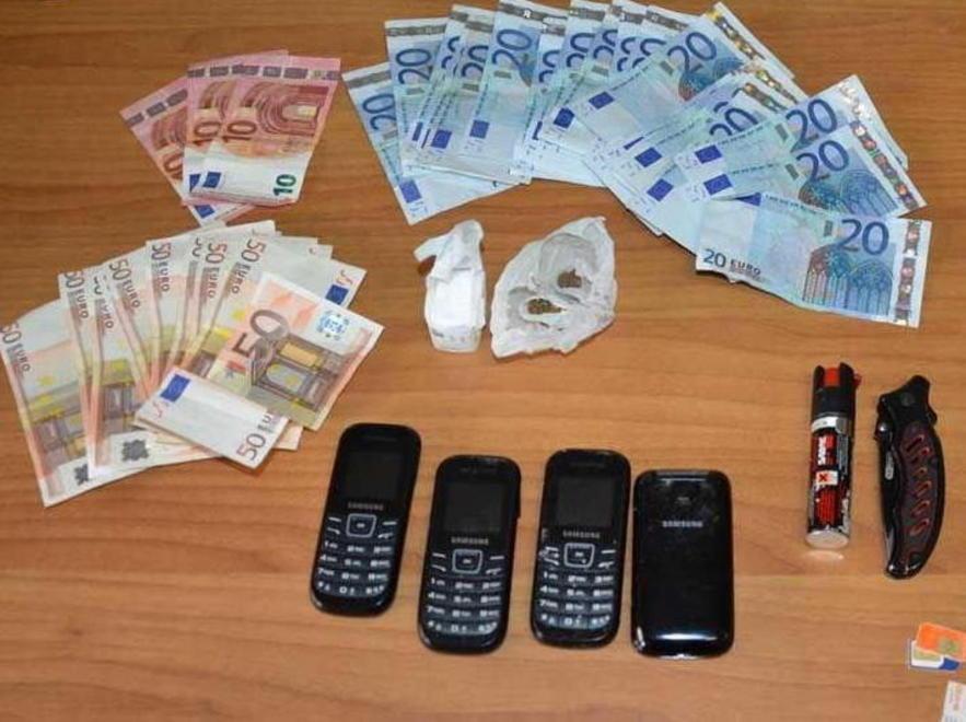 Nella casa dov’erano reclusi avevano droga da spacciare 