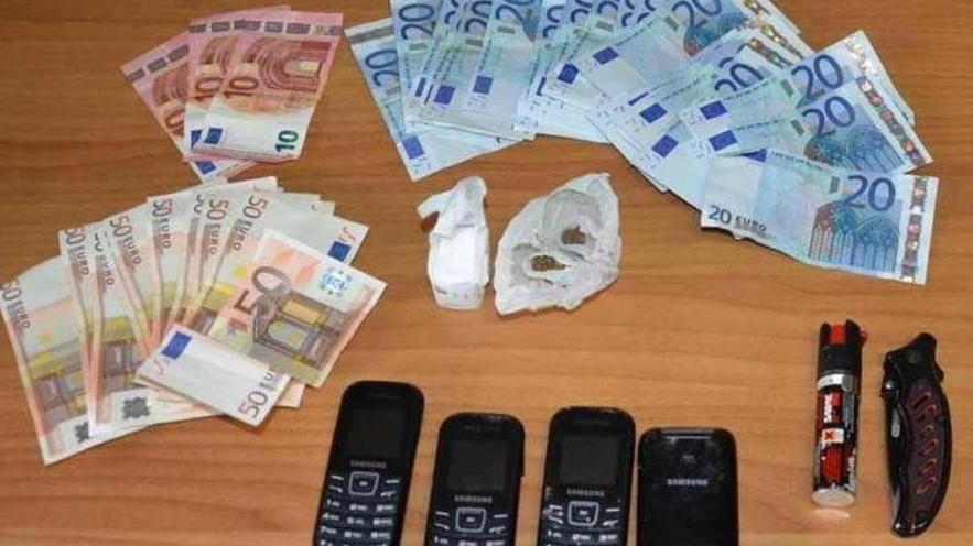 Nella casa dov’erano reclusi avevano droga da spacciare
