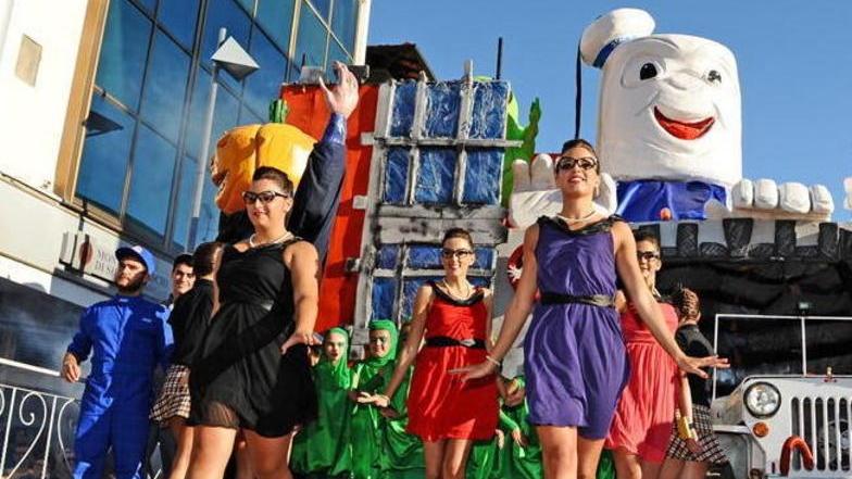 Ecco la sfilata allegorica tutti sul Corso a ballare