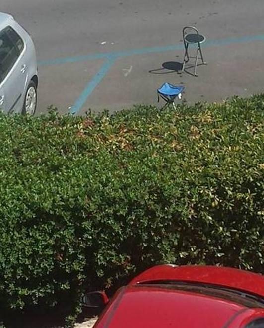 Sosta selvaggia, posti auto “prenotati” con le sedie