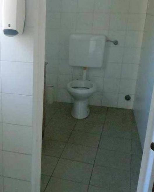Entrano in Comune e rubano la porta della toilette