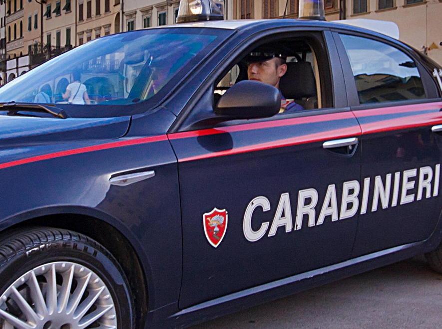 Picchia due carabinieri ed evade dai domiciliari