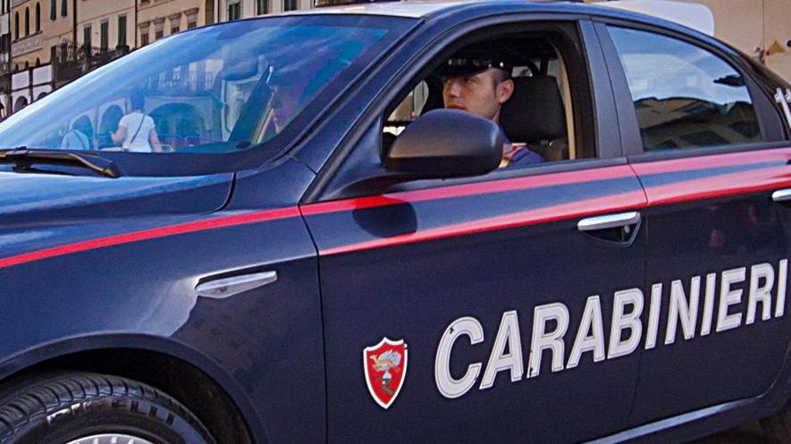 Picchia due carabinieri ed evade dai domiciliari
