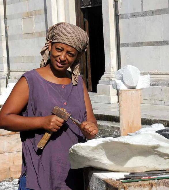 «Scolpisco un barcone per ricordare i migranti» 
