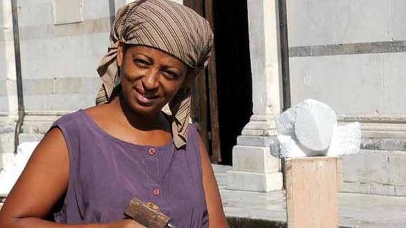 «Scolpisco un barcone per ricordare i migranti»