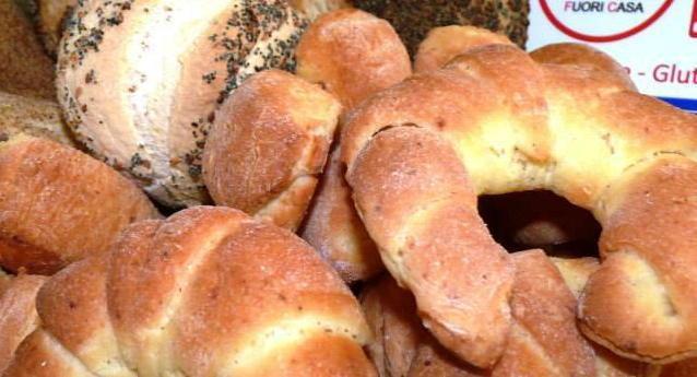 Rubano il pane al fornaio per venderlo al posto suo 