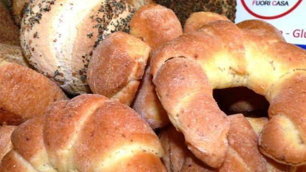 Rubano il pane al fornaio per venderlo al posto suo