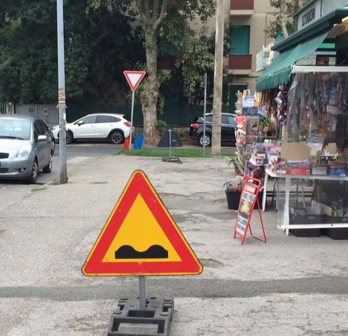 Cade per strada e si ferisce, poi spunta il cartello 