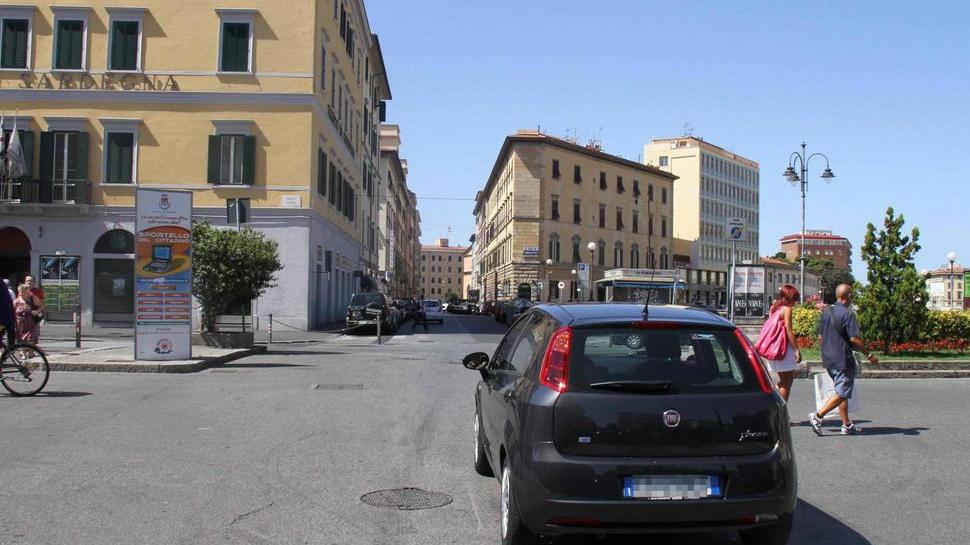 Piazza Cavour aperta alle auto nasce la mini-circonvallazione