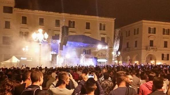 Molti giovani in piazza per Salmo