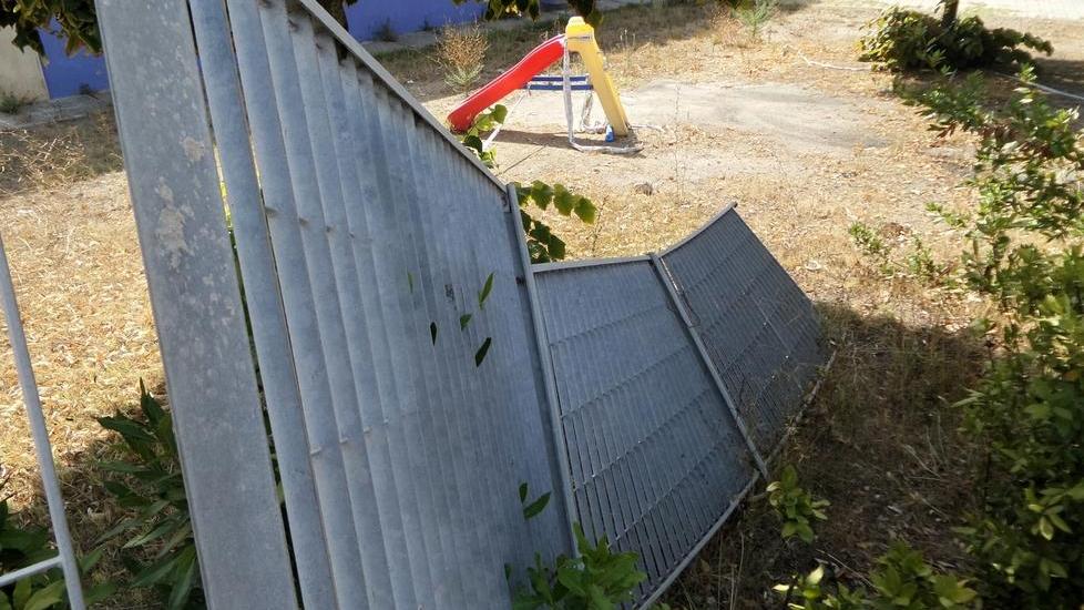 Recinzione sfondata da nove mesi