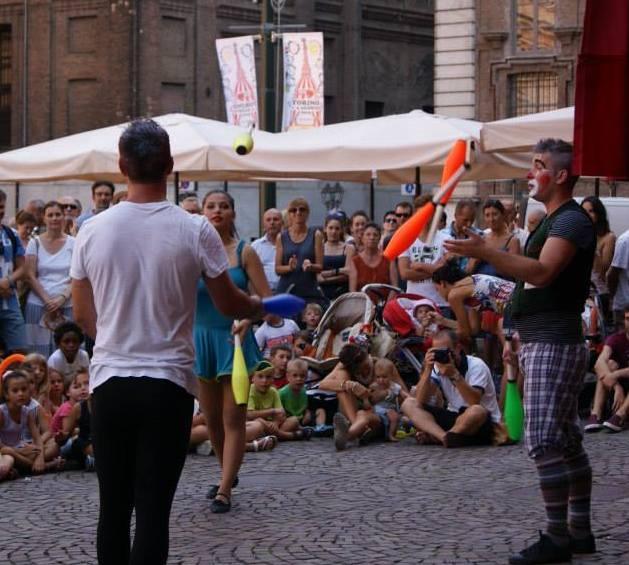 Parada, tanti nasi rossi contro l’indifferenza 