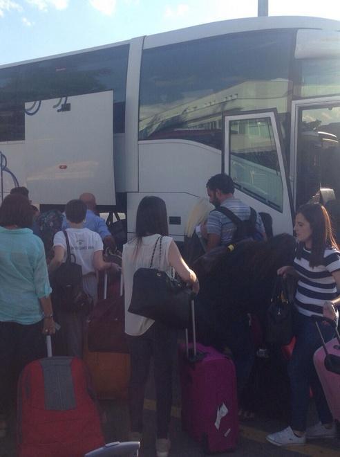 Olbia, volo dirottato I passeggeri furiosi: «Abbandonati» 