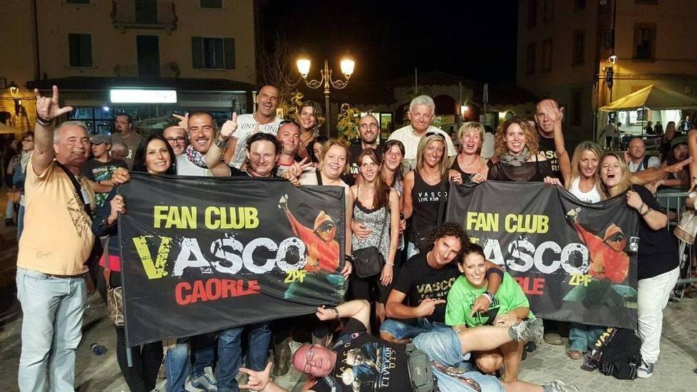 Piazza e strade piene alla festa dei fan di Vasco