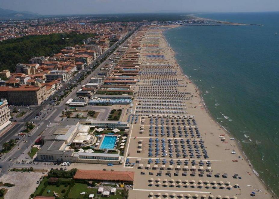 Concessioni all'asta, ultima chance per gli stabilimenti balneari: «Ecco come li salveremo» 