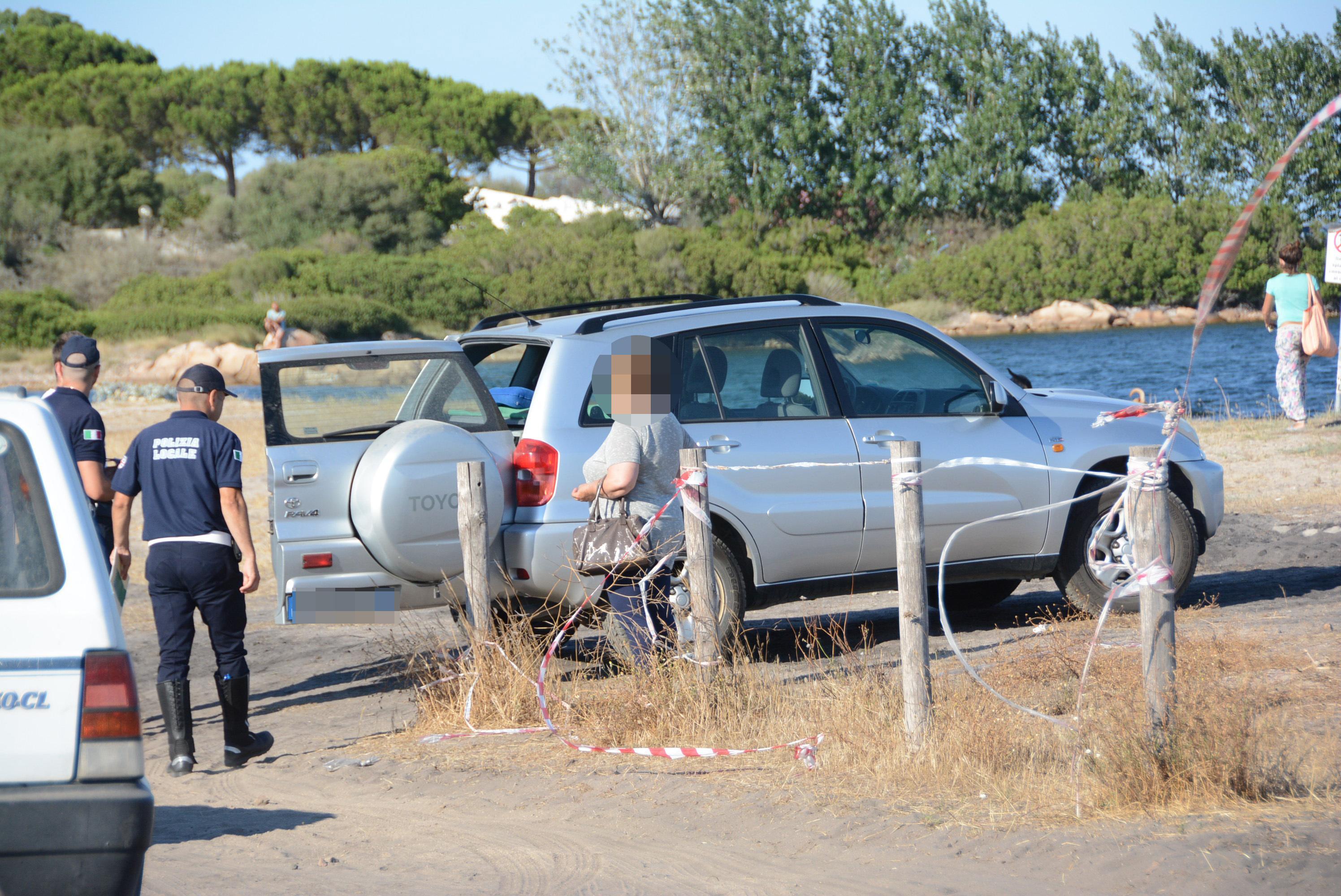 Un intervento della polizia locale di Olbia nella spiaggia delle Saline