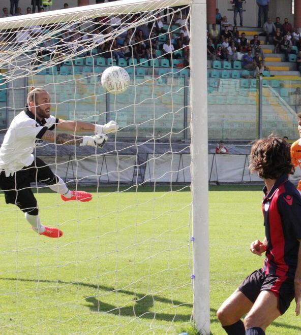 Iannarilli si oppone come può al tiro di Sandomenico che segna l'1-0