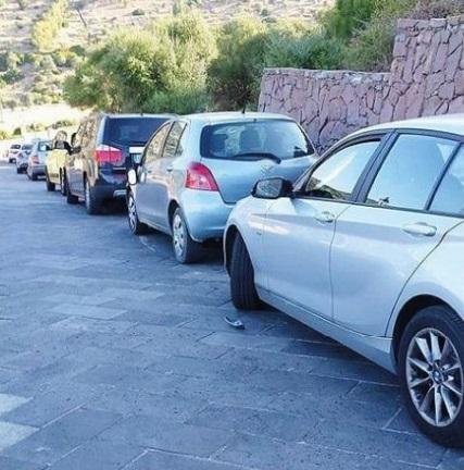 Bosa, nuovo raid vandalico: distrutti i vetri di tre auto 