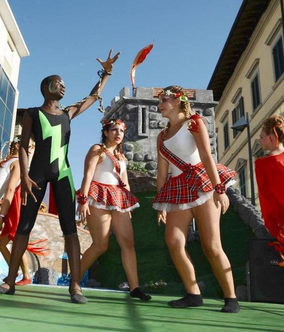 Una festa di musica e allegria alla prima sfilata sul Corso 