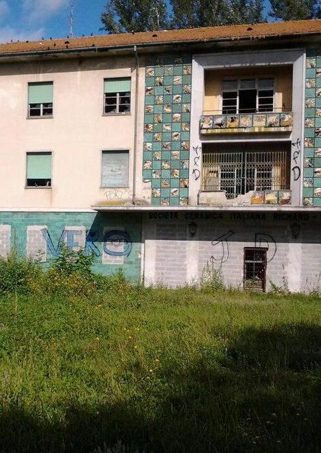 Erba alta e sporcizia all’ex colonia Laveno