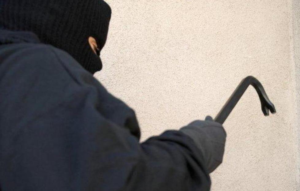 Abiti firmati, gioielli e soldi: rubano di tutto 