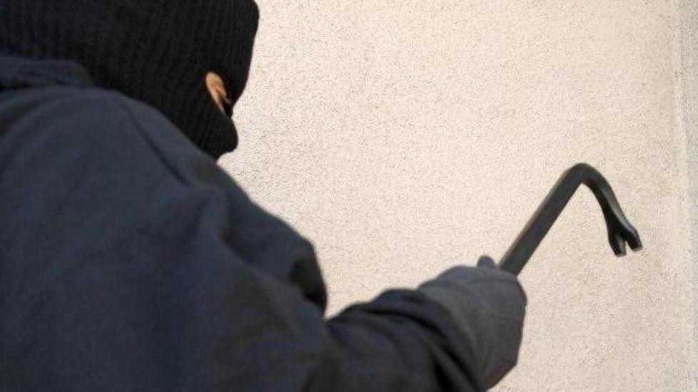 Abiti firmati, gioielli e soldi: rubano di tutto