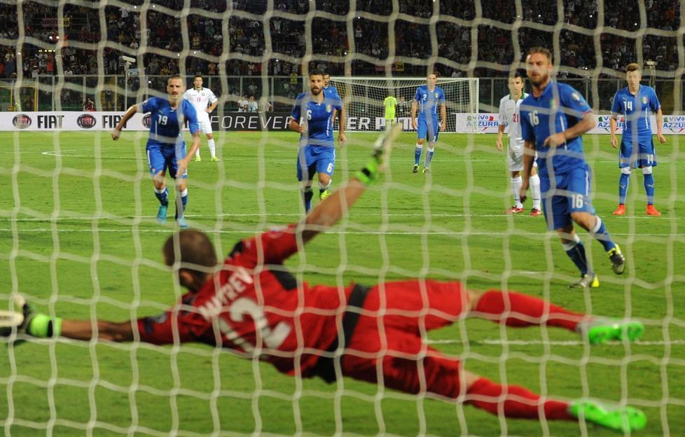 Italia, vittoria e quasi “pass” ma De Rossi... 