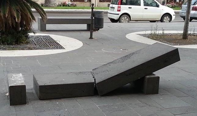 Panchina divelta in piazza Roma
