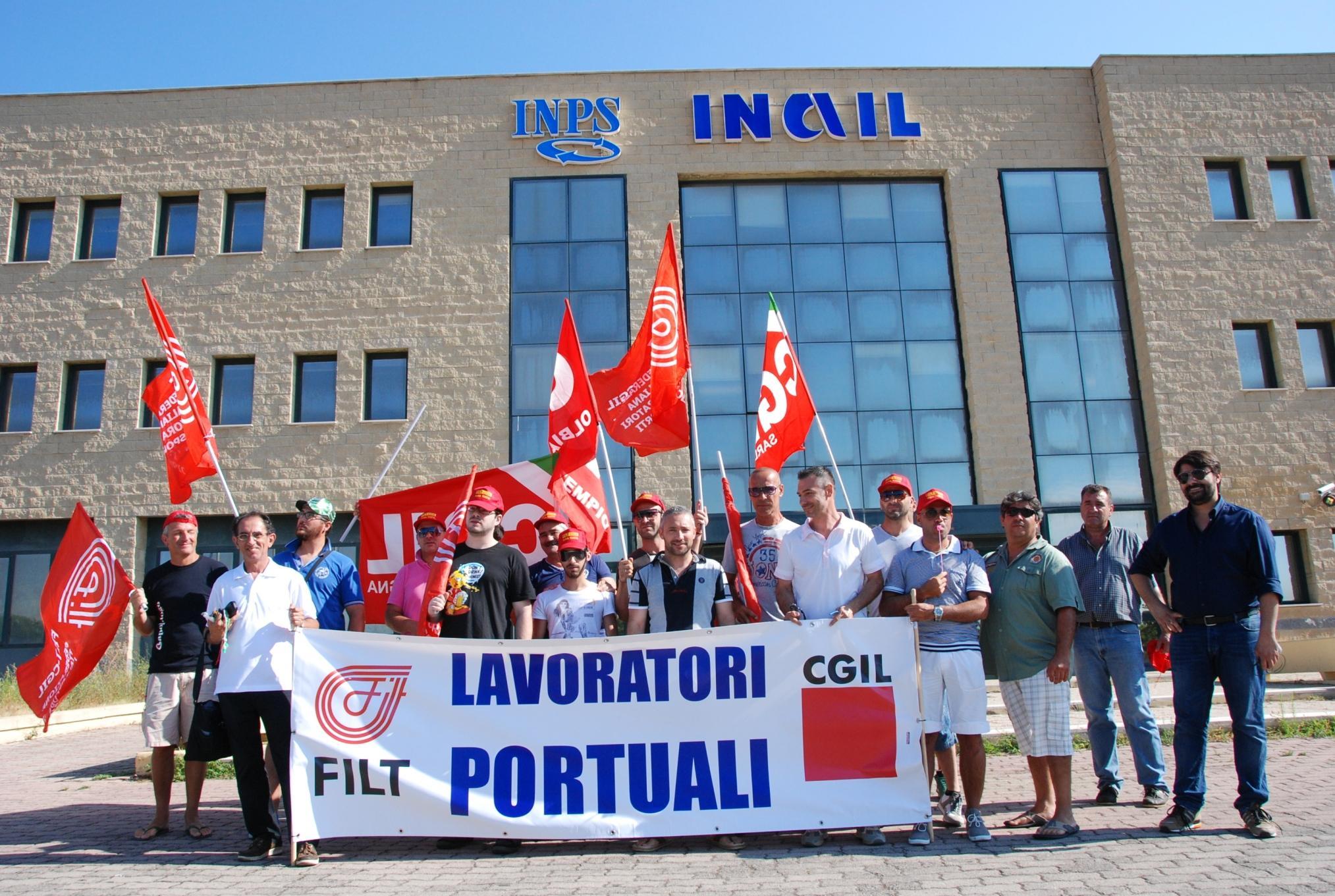 Una manifestazione sindacale davanti agli uffici Inps di Olbia