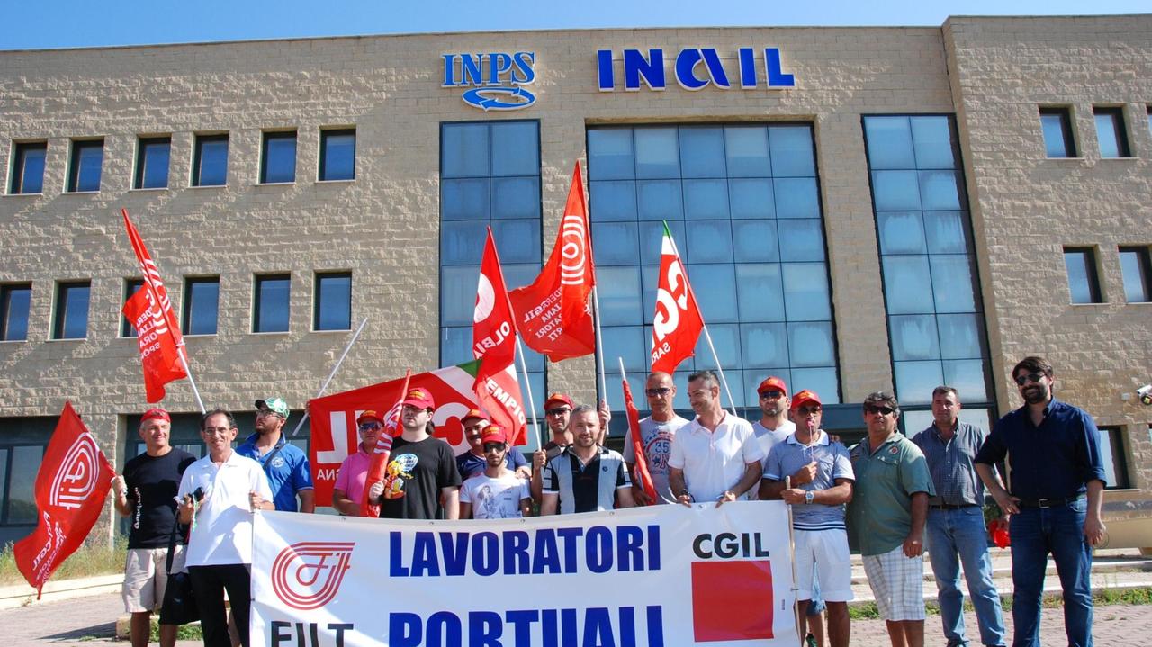 Una manifestazione sindacale davanti agli uffici Inps di Olbia