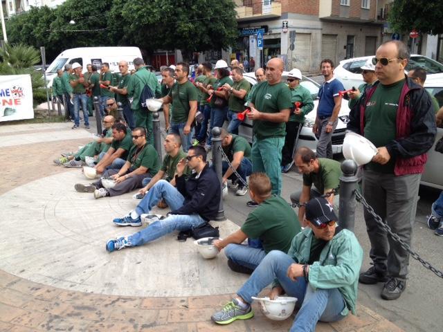 I lavoratori Eurallumina sotto l'assessorato all'Ambiente (foto Mario Rosas)
