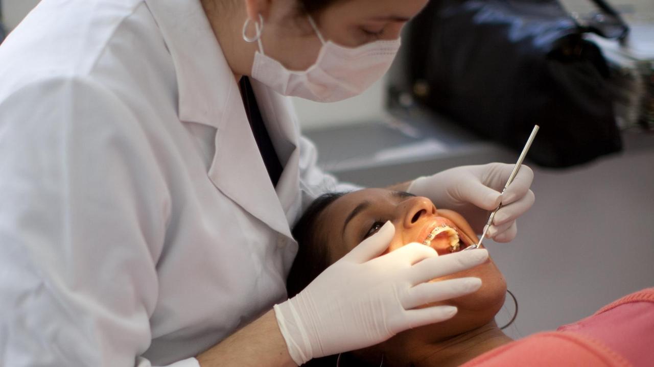Sassuolo, falso dentista al lavoro e pure evasore fiscale