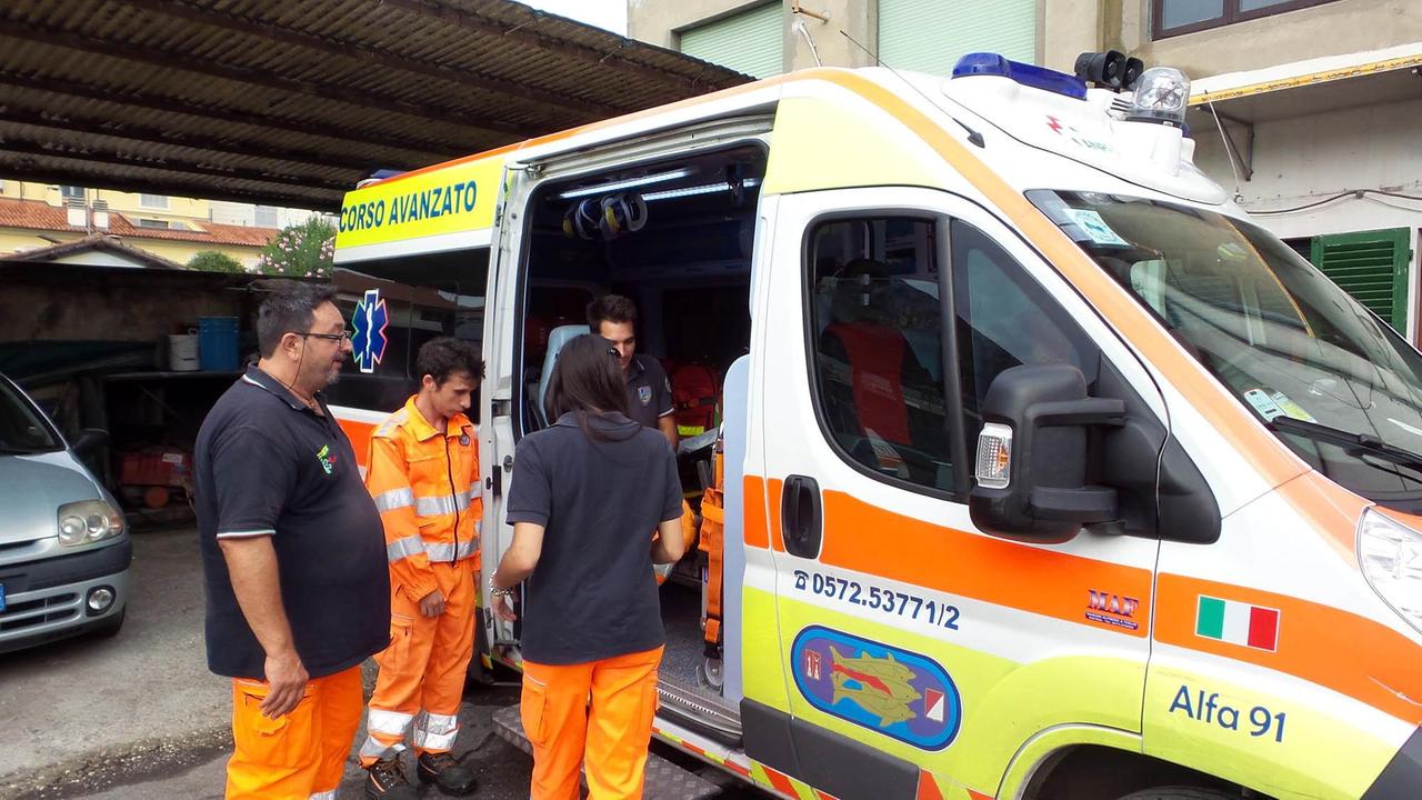 Un'ambualnza e volontari della Pubblica Assistenza