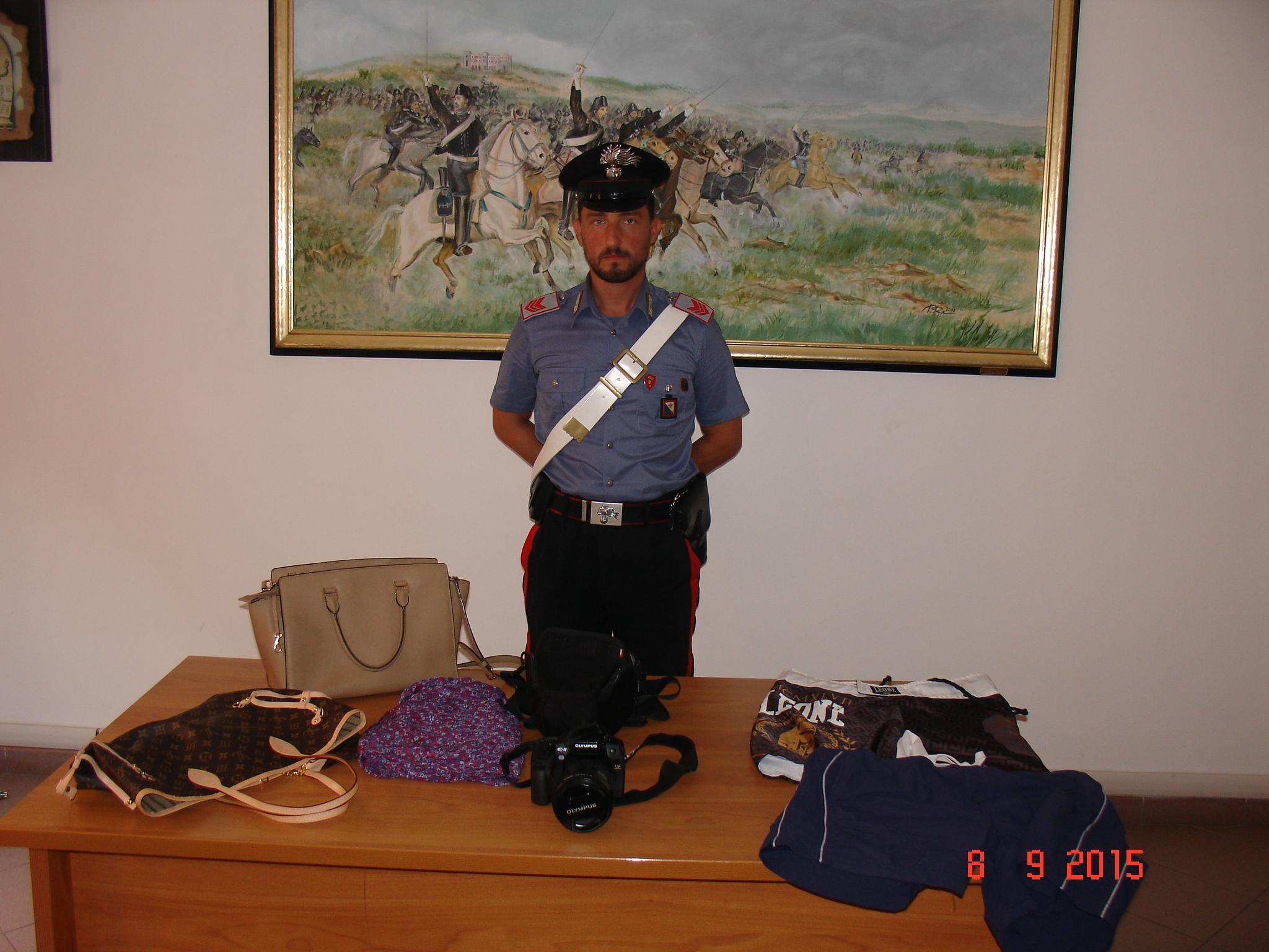 Una parte della refurtiva recuperata: i carabinieri sperano che i proprietari la riconoscano
