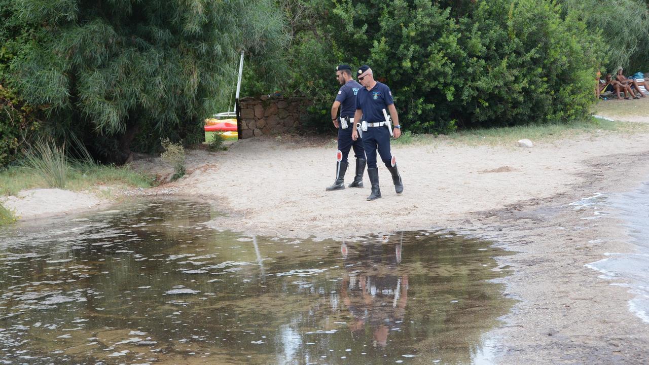 La pozza maleodorante nella spiaggia di Punzutu a Porto Istana