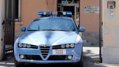 Una volante della polizia davanti al commissariato (foto Pabar)