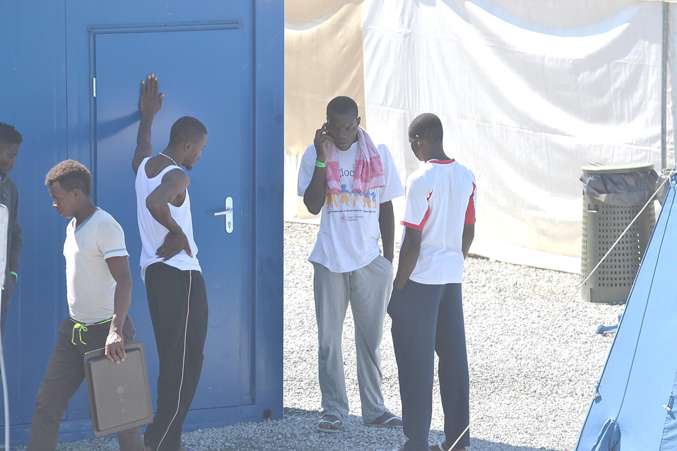 I migranti ospitati al campo di via delle Tagliate