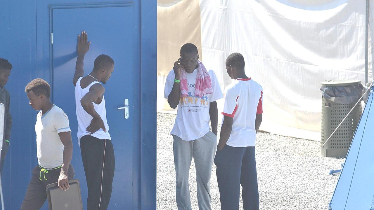 I migranti ospitati al campo di via delle Tagliate
