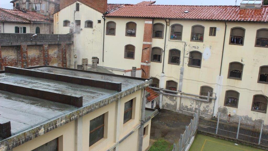 Detenuto aggredisce tre poliziotti nel carcere di Lucca